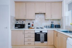 Kuchyň nebo kuchyňský kout v ubytování Warwick's Oasis - 2Bed Bungalow, Free Parking, Netflix, Prime & Disney + 28 fotografií