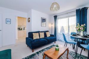 Posezení v ubytování Warwick's Oasis - 2Bed Bungalow, Free Parking, Netflix, Prime & Disney