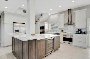 eine Küche mit weißen Schränken und einer weißen Arbeitsplatte in der Unterkunft 4B Waterfront Game Room Pool Hot Tub Dock in Palm Harbor