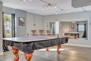 ein Wohnzimmer mit einer Tischtennisplatte in der Unterkunft 4B Waterfront Game Room Pool Hot Tub Dock in Palm Harbor