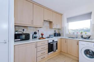 Kuchyň nebo kuchyňský kout v ubytování Warwick's Oasis - 2Bed Bungalow, Free Parking, Netflix, Prime & Disney