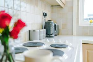 Kuchyň nebo kuchyňský kout v ubytování Warwick's Oasis - 2Bed Bungalow, Free Parking, Netflix, Prime & Disney