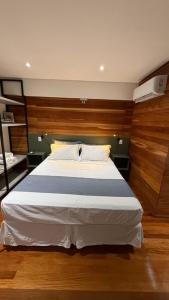 ein Schlafzimmer mit einem großen Bett in einem Zimmer in der Unterkunft Cabanas do Platô in Praia Grande