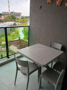 een tafel en stoelen op een balkon met uitzicht bij Studio Beach Class Summer em Porto de Galinhas PE in Porto De Galinhas