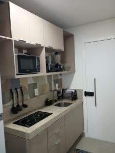 een keuken met een spoelbak en een magnetron bij Studio Beach Class Summer em Porto de Galinhas PE in Porto De Galinhas