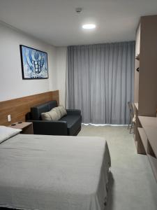 een hotelkamer met een bed en een bank bij Studio Beach Class Summer em Porto de Galinhas PE in Porto De Galinhas