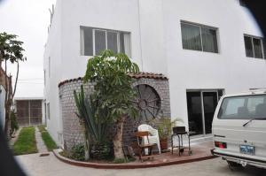 een witte bestelbus geparkeerd voor een gebouw met een klok bij Urubamba in San Antonio