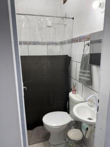 Et badeværelse på Suíte Brisa Mar Saquarema