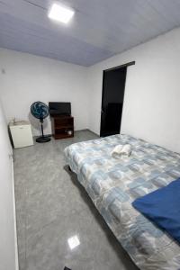 En eller flere senge i et værelse på Suíte Brisa Mar Saquarema