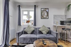 Posezení v ubytování Very Cosy & Lovely 1 Bed Garden Apartment with side access, Suitable for Long Stay and Short Stay