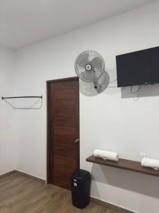 een kamer met een ventilator naast een deur bij Hotel Mochomos Huajuapan in Huajuapan de León