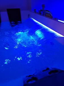 een bed met blauwe verlichting op een kamer bij Villa Primodì in Bologna