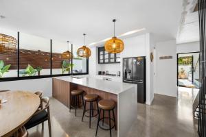 Køkken eller tekøkken på Spacious 3-Bedroom Retreat with BBQ and Pool