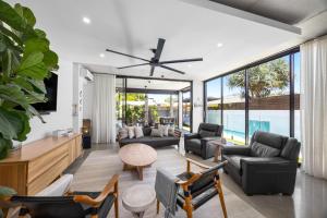 Et opholdsområde på Spacious 3-Bedroom Retreat with BBQ and Pool