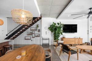 Et tv og/eller underholdning på Spacious 3-Bedroom Retreat with BBQ and Pool