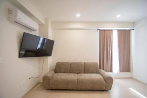 TV a/nebo společenská místnost v ubytování Makeva Condos, Near Malecon