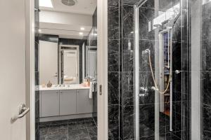 Et badeværelse på Silverdreams Family Retreat on Beach + 14 billeder