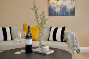 Nápoje v ubytování Stunning Warwick Home, EV Charger, Driveway Parking, Free Netflix & Disney