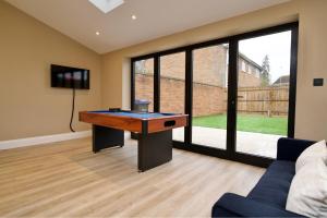 TV a/nebo společenská místnost v ubytování Stunning Warwick Home, EV Charger, Driveway Parking, Free Netflix & Disney + 31 fotografií