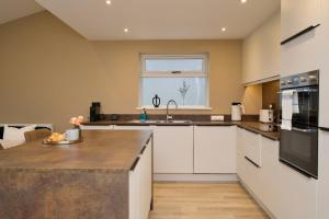 Kuchyň nebo kuchyňský kout v ubytování Stunning Warwick Home, EV Charger, Driveway Parking, Free Netflix & Disney