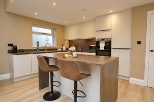 Kuchyň nebo kuchyňský kout v ubytování Stunning Warwick Home, EV Charger, Driveway Parking, Free Netflix & Disney