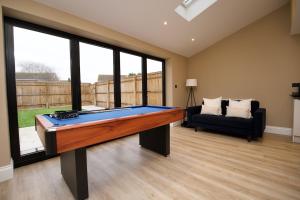 Biliár nebo kulečník v ubytování Stunning Warwick Home, EV Charger, Driveway Parking, Free Netflix & Disney