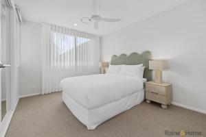 Postel nebo postele na pokoji v ubytování Quiet Coastal Retreat with BBQ & Outdoor Space