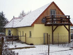 ein Haus mit einem Zaun davor in der Unterkunft Holiday apartment in Parlow with parking in Parlow-Glambeck