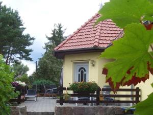 ein kleines gelbes Haus mit rotem Dach in der Unterkunft Holiday apartment in Parlow with parking in Parlow-Glambeck