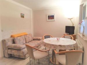 ein Wohnzimmer mit Sofa und Tisch in der Unterkunft Holiday apartment in Parlow with parking in Parlow-Glambeck