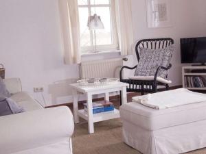 een woonkamer met een bank en een tafel bij Romantic half-timbered house in Egestorf
