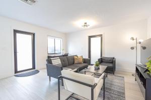 ein Wohnzimmer mit Sofa und Tisch in der Unterkunft Centrally Located Modern 2bdr Home w Fast WiFi & Parking in Miami + 15 Fotos