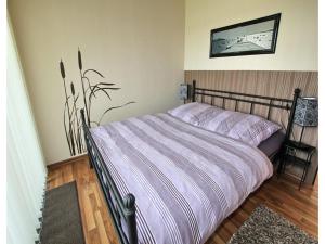 En eller flere senge i et værelse på Bungalow in Strandnaehe, Dornumersiel