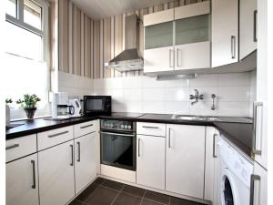 Køkken eller tekøkken på Bungalow in Strandnaehe, Dornumersiel + 1 billede