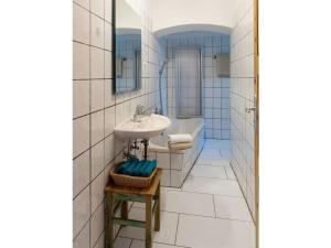 Et badeværelse på Holiday home with 3 bedrooms + 17 billeder