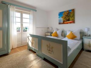 En eller flere senge i et værelse på Holiday home with 3 bedrooms