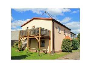 ein Haus mit seitlicher Terrasse in der Unterkunft Holiday apartment with 2 bedrooms in Hoffelde