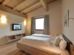 En eller flere senge i et værelse på Resort Tyrol Brixen