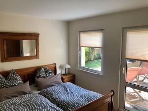 ein Schlafzimmer mit einem Bett und einem Fenster in der Unterkunft 1 - Anett Pollok in Neuruppin