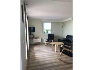 ein Wohnzimmer mit Sofa und Tisch in der Unterkunft 1 - Anett Pollok in Neuruppin