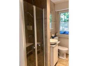ein Badezimmer mit Dusche, Toilette und Waschbecken in der Unterkunft 1 - Anett Pollok in Neuruppin + 24 Fotos