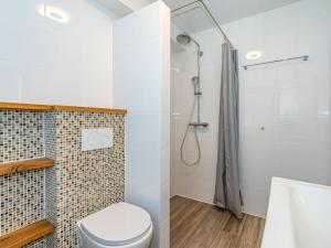Et badeværelse på Holiday apartment with 1 bedroom + 15 billeder
