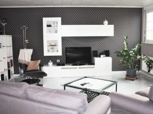 ein Wohnzimmer mit Sofa und Fernseher in der Unterkunft Holiday apartment with 3 bedrooms in Kördorf