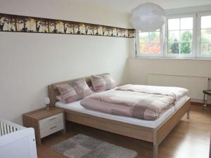 ein Schlafzimmer mit einem Bett in einem Zimmer in der Unterkunft Holiday apartment with 3 bedrooms in Kördorf