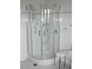 eine Duschkabine mit einem Stuhl im Bad in der Unterkunft Holiday apartment with 3 bedrooms in Kördorf + 29 Fotos