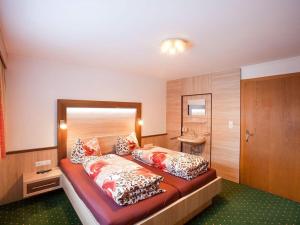 En eller flere senge i et værelse på Holiday apartment with 1 bedroom