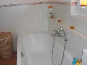 een douche in een badkamer met een wit bad bij House 4seasons Scharbeutz in Scharbeutz +19 foto's