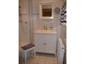 une salle de bains avec un lavabo blanc et une douche dans l'établissement North Beach Pearl 2, à Norderney 16 autres photos