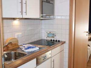 une cuisine avec un évier et un plan de travail dans l'établissement North Beach Pearl 2, à Norderney