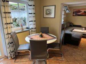 ein Esszimmer und ein Wohnzimmer mit Tisch und Stühlen in der Unterkunft Seidl - Holiday Apartment in Laiflitz